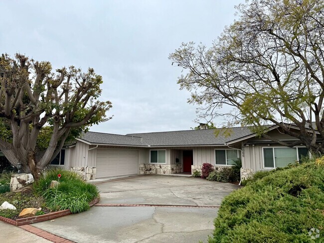 Building Photo - Million Dollar Views in Del Cerro Rental