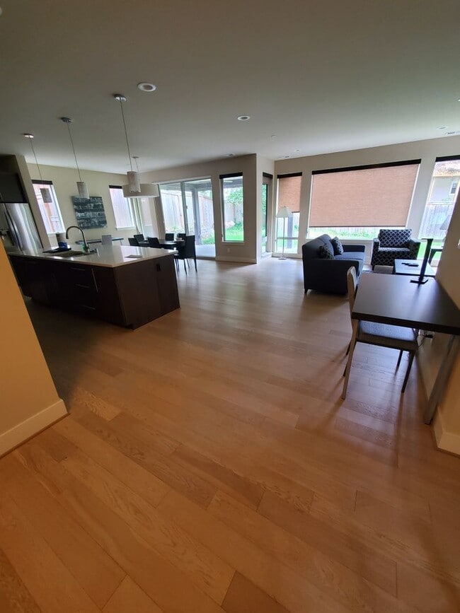 Photo - Spacious, Modern Living full of luxurious details!