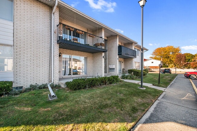 Photo - 8353 Kennedy Cir Unidad #4