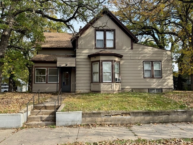 Building Photo - 914 8th Ave S