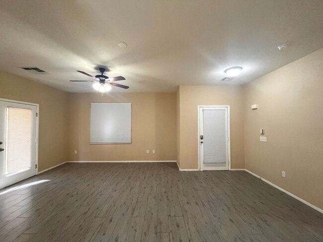 Photo - Beautiful Summerlin townhome, 3 bed, 2.5 bath, on 1st floor. Unidad 103