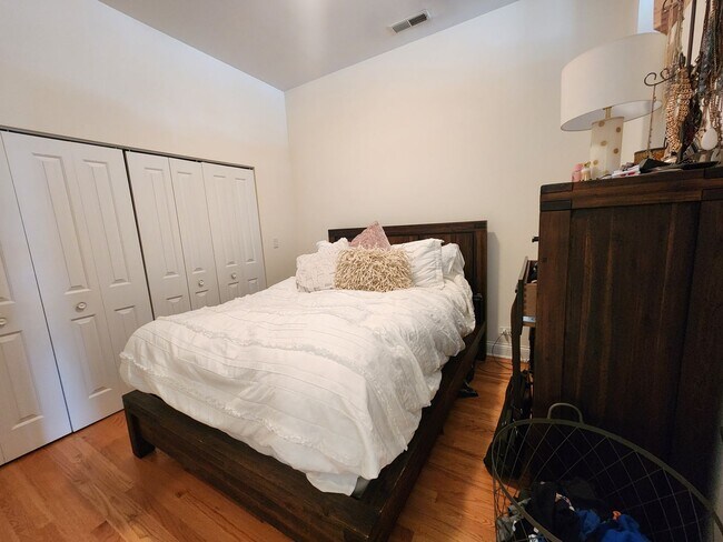 Photo - Condo quality one bedroom in Lakeview Unit 207