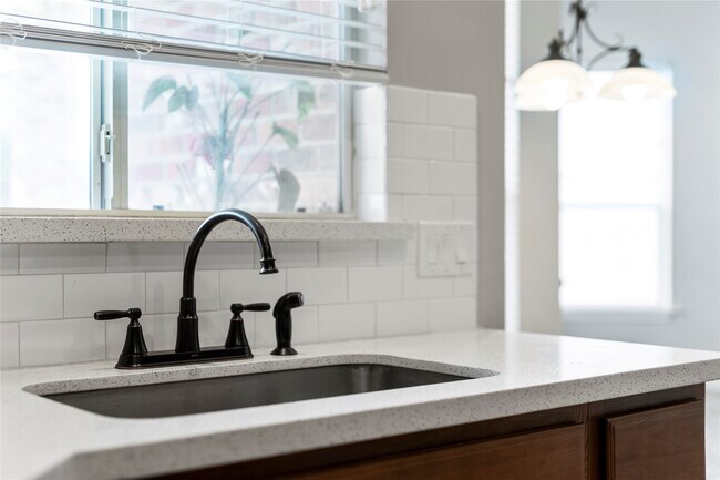 Building Photo - 521 Ironwood Forest Dr