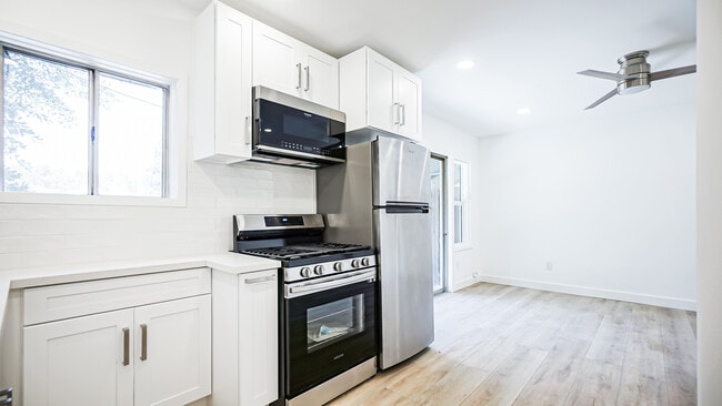 Photo - 2065 Ivar Ave