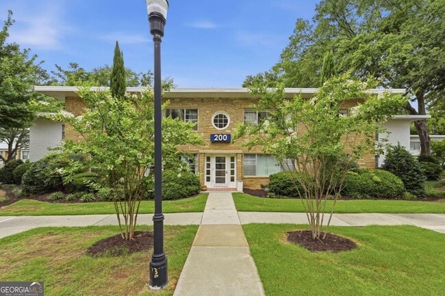 Building Photo - 2240 Cheshire Bridge Rd NE Unit 205