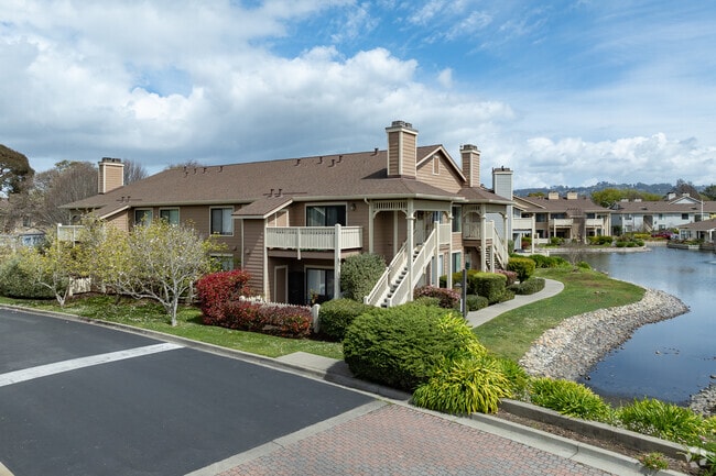 Entrada - The Shores at Marina Bay