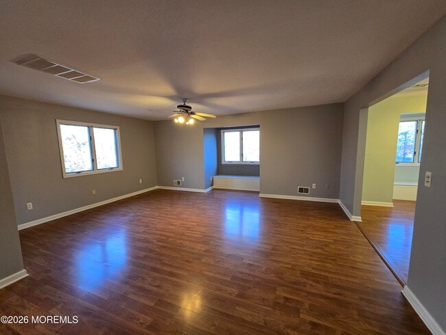 Building Photo - 274 Easy St Unit Right