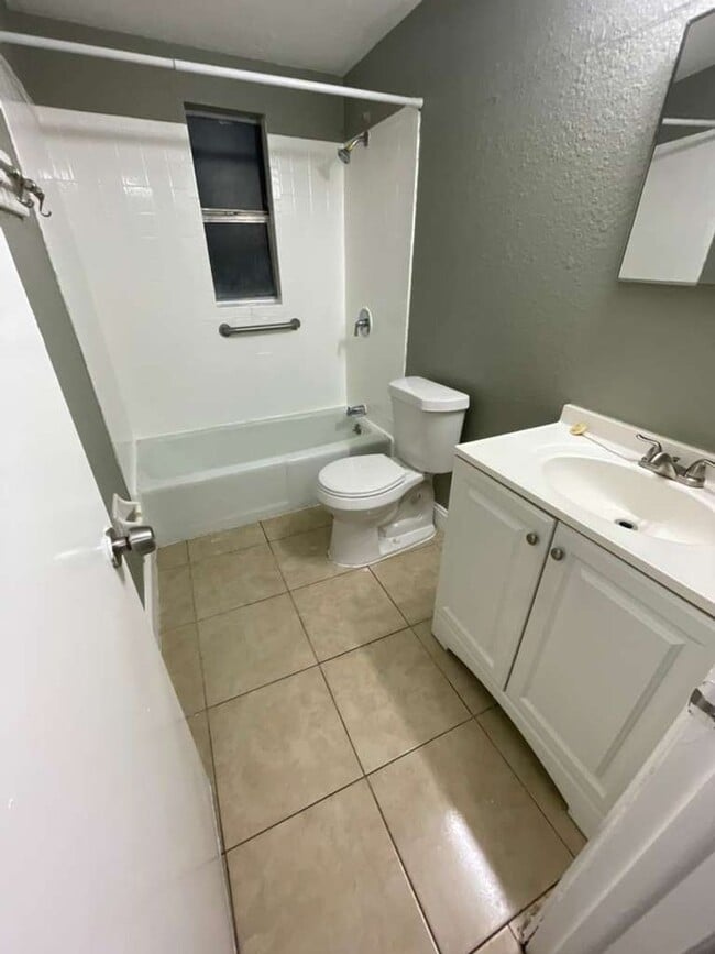 Photo - Palm River 2/1 Duplex- Move-In Ready! Apply FOR FREE today! Unit B
