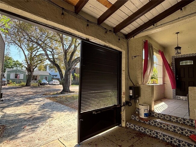 Photo - 521 NW 48th St