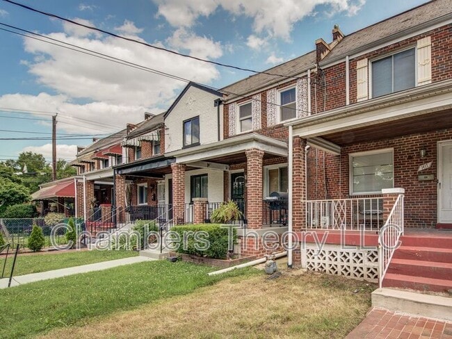 Building Photo - 1417 Downing St NE
