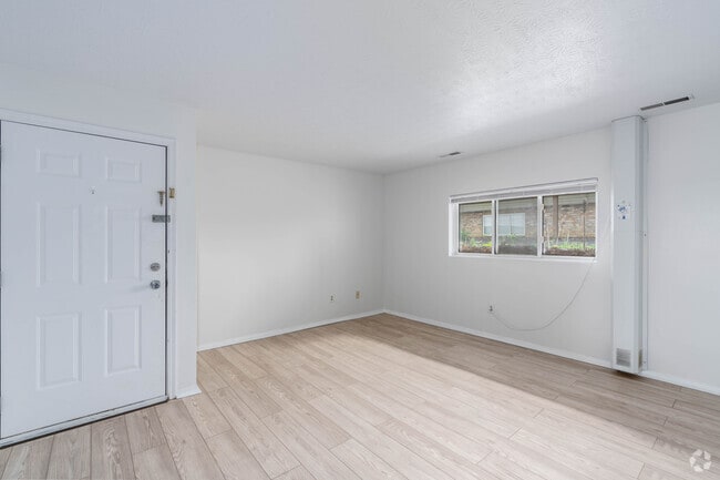 2BR, 1BA - 850SF - Living Area