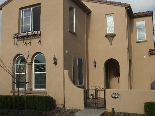 Building Photo - San Ramon Gale Ranch Townhouse 3BD/2.5BA with 4th Room for Office Loft! Community Pool Included!