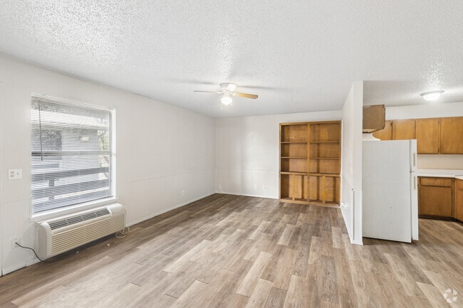 1BR, 1BA - 700SF - Living Room - El Centro