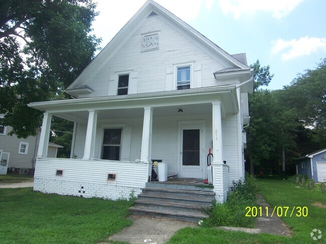 Building Photo - AVAILABLE AUGUST 1st! 6 Bedroom, 2 Bathroo... Rental