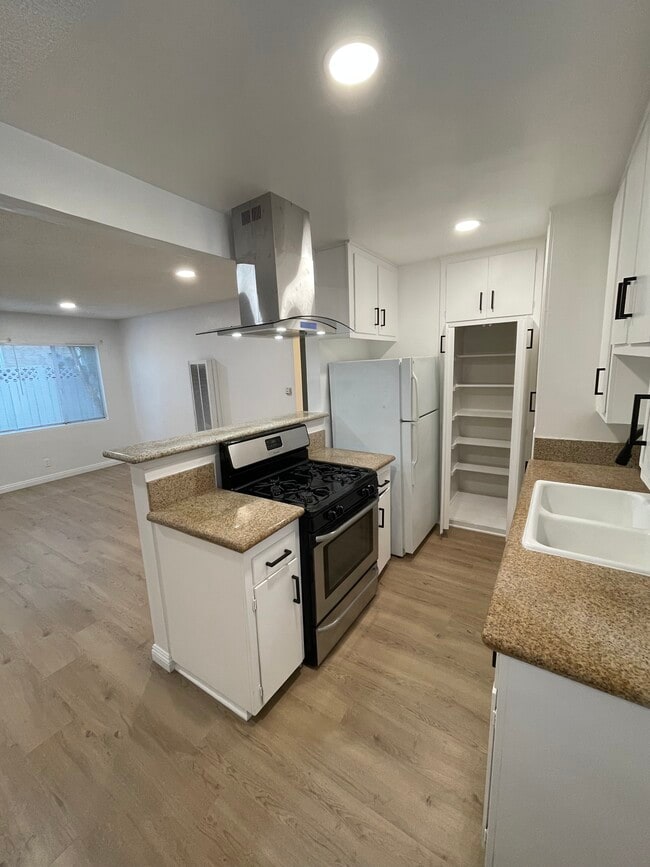 Building Photo - 571 W 12th St Unit # 4 Rental