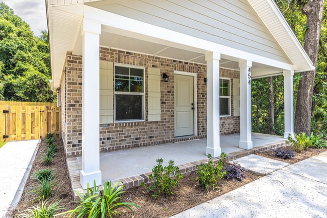 Photo - 454 Reeves St