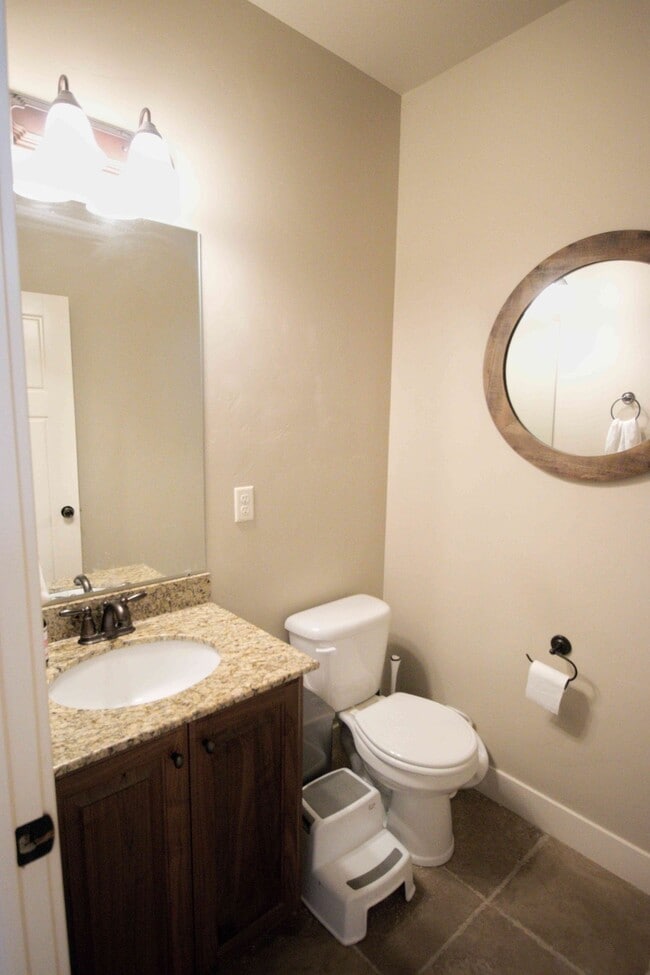 Photo - 255 W 2700 N