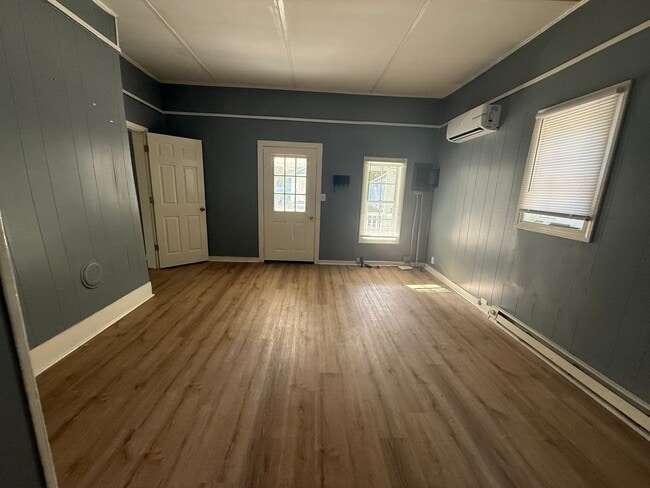 Photo - 112 East St E