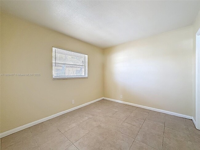 Photo - 240 NW 40th Ct Unit 1