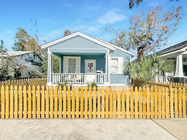 Building Photo - 4 Bedroom 2 Bath Bungalow, in Forsyth Park- Available Jan 3rd!!!