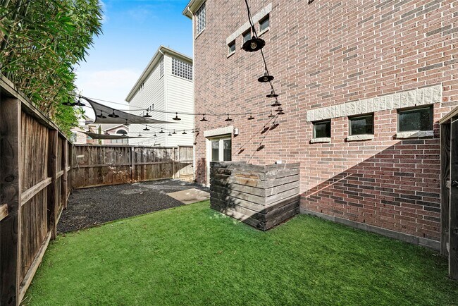 Photo - 650 Westcross St