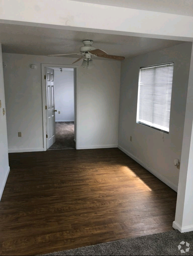 Building Photo - 822 NE Ford St Rental