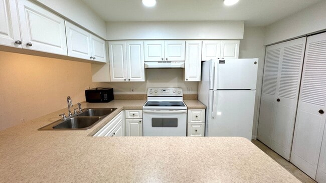 Photo - Spacious Townhome - Internet - Casablanca East!