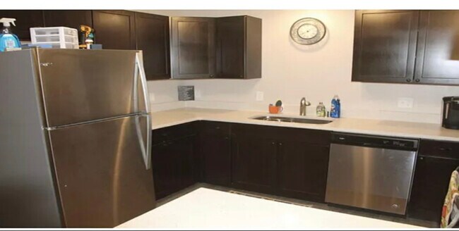 Photo - 84 Curtice St E Unit 2