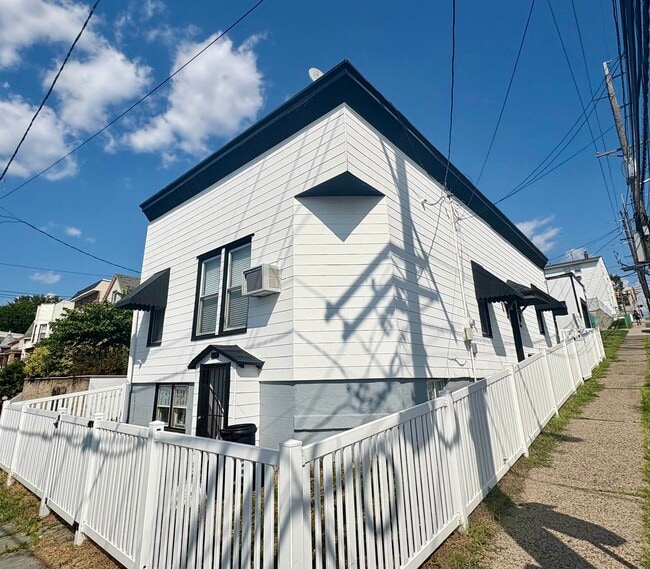 Building Photo - 1000 Columbia Ave Rental