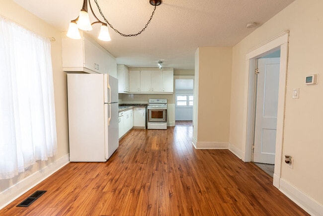 Photo - 2 Bedroom House for Rent in London, Ontario * Chelsea Green with Fenced Yard