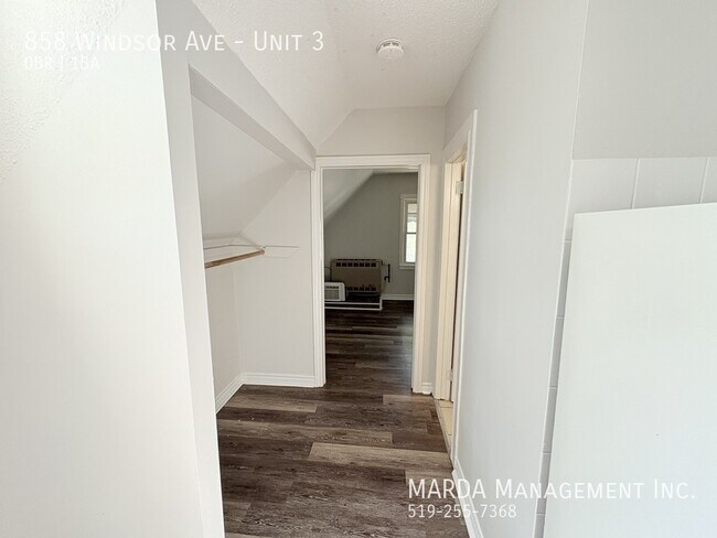 Photo - COZY BACHELOR UNIT 1 BATH - ALL INCLUSIVE - DOWNTOWN WINDSOR! Unit 3