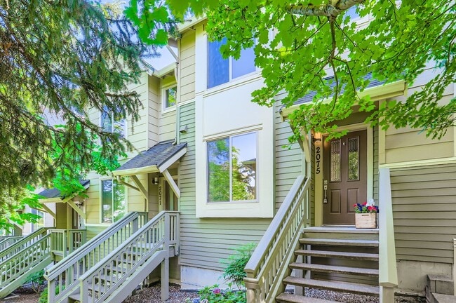 Building Photo - 2Bd/2.25Ba Issaquah Townhome