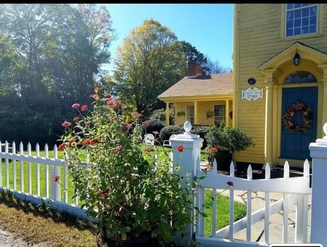 Building Photo - 18 Town House Rd Unit 18A