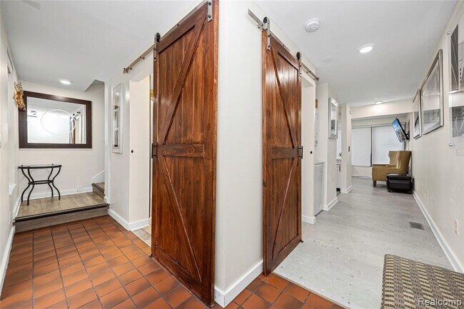 213 1/2 N Main St Unidad Carriage House