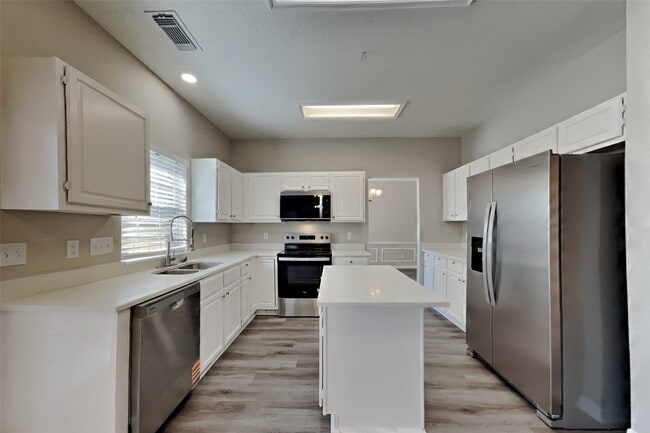 Photo - 814 Hyacinth Pl