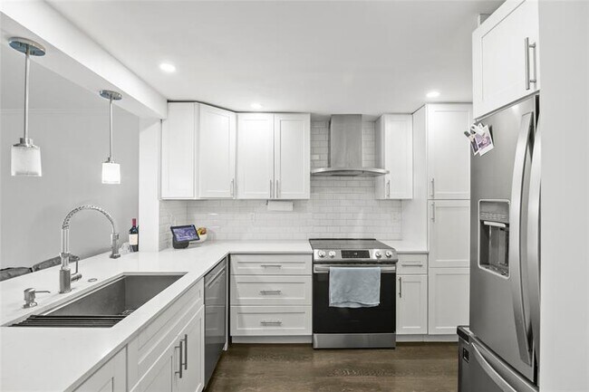Building Photo - 2310 S Cypress Bend Dr Unit 201 Rental