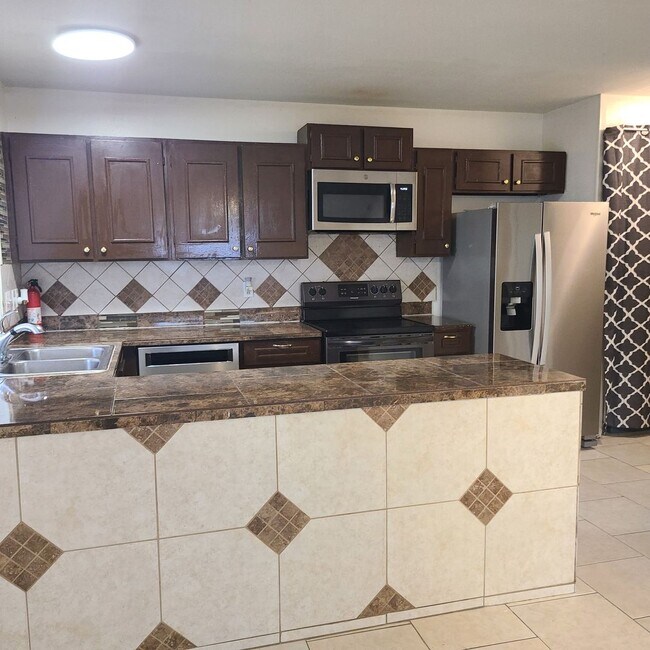 Photo - Spacious 2 BR/2.5 bath townhome near the Medical Center w/a fenced in yard!