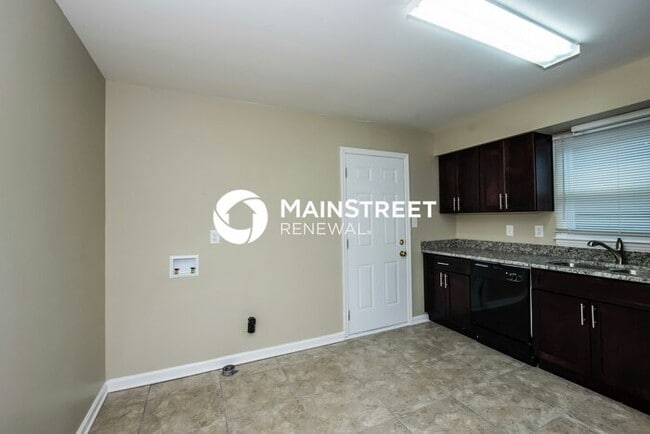 Photo - 3 Bedroom Pet-Friendly Home in Charlotte, NC with Main Street Renewal