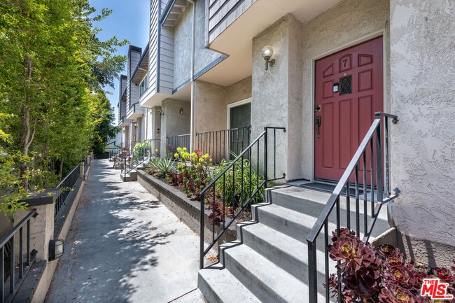 Building Photo - 12416 Magnolia Blvd Unit 7