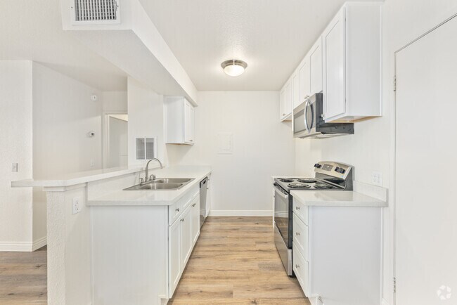 1BR, 1BA - 700SF - Kitchen