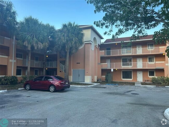 Building Photo - 6900 SW 39th St Unit 308J Rental