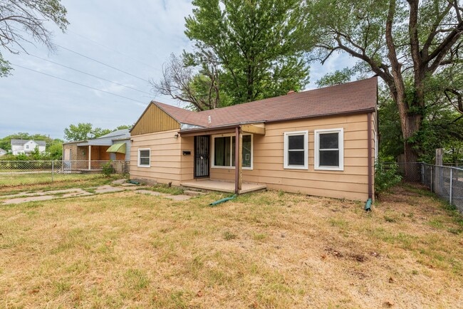 Building Photo - Bed 2 Bath In Quiet Neighborhood! Rental