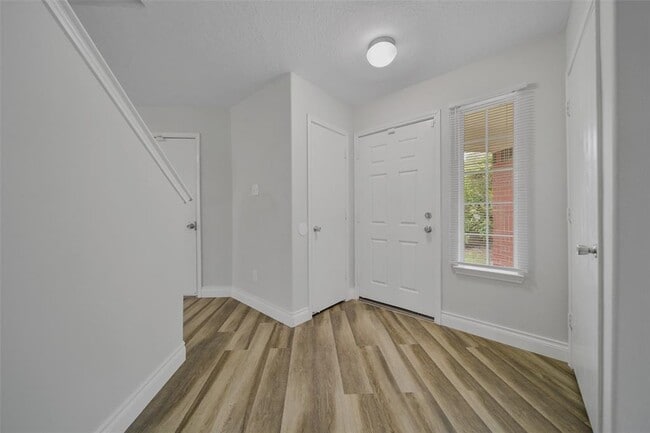 Photo - 1427 Hade Falls Ln