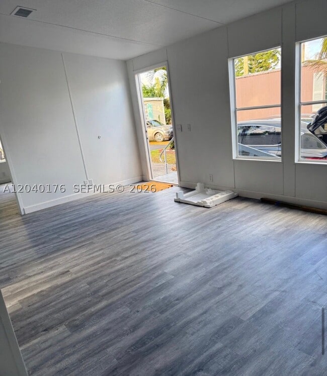 Photo - 100 NE 6th St