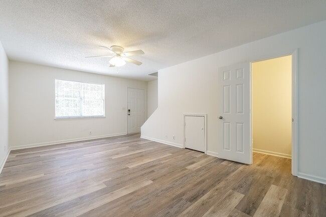 005-photo-living-room-14803494 - Greenway Townes