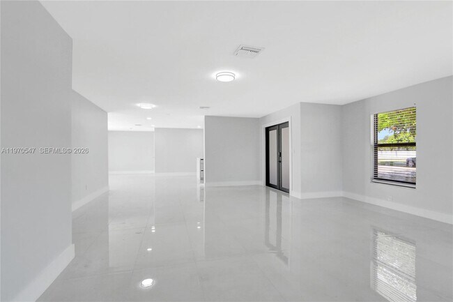 Photo - 7480 Johnson St