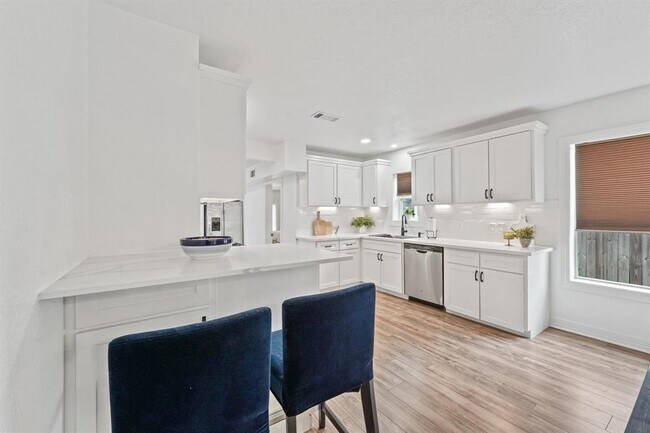 Photo - 4520 Sharon St