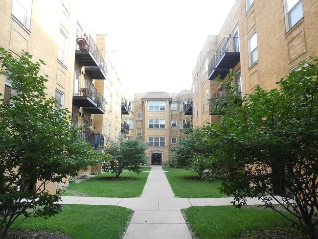 Building Photo - Spacious Apartment in Chicago (Roger's Park)