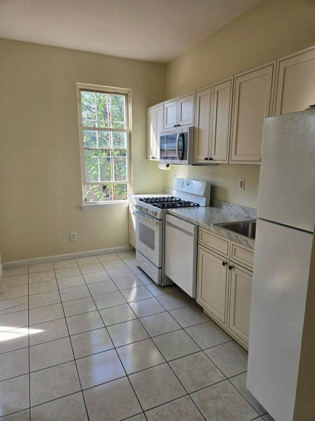 Photo - 121 Weirfield St