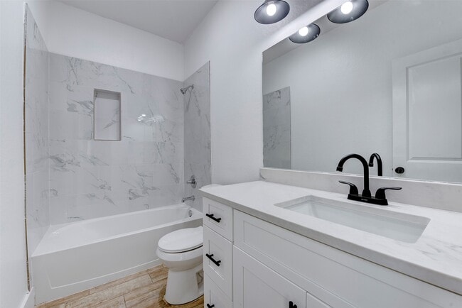 Building Photo - 5121 Southwind St Unit B